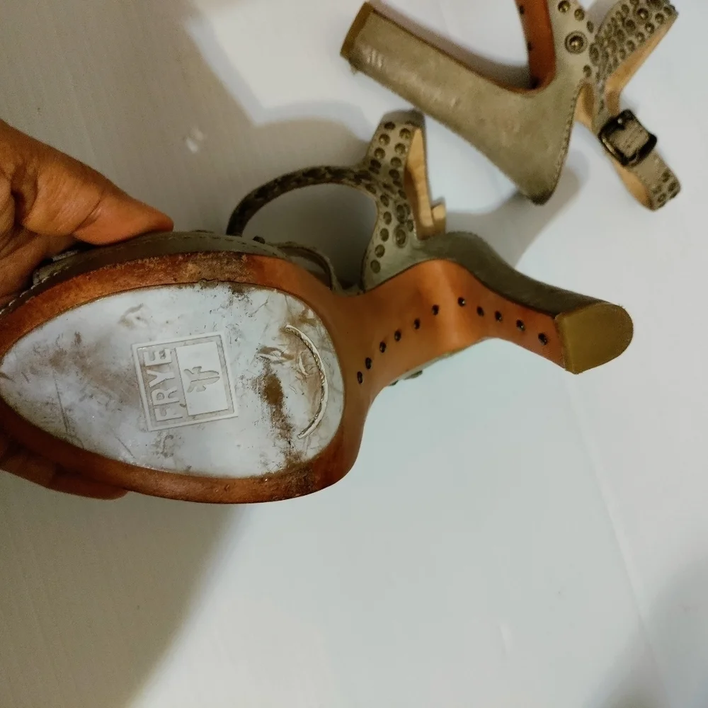 Frye Samantha Disc ankle Seam Peep Toe Heels Platform studded Sandals beige 7M